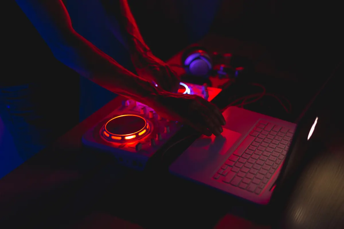 How to Arrange a Beat: From 8-Bar Loop to Full Track in Five Stages
