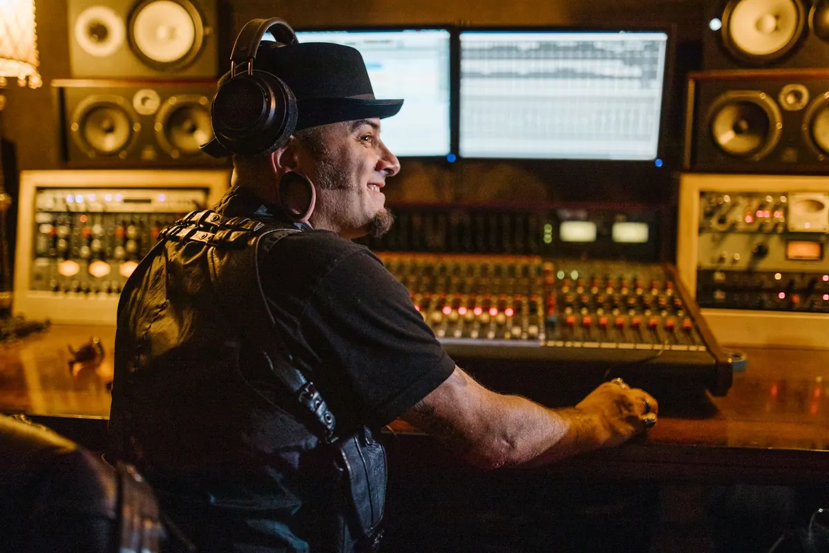 How to Mix Beats on Headphones: A Practical Guide for Small Rooms and Thin Walls